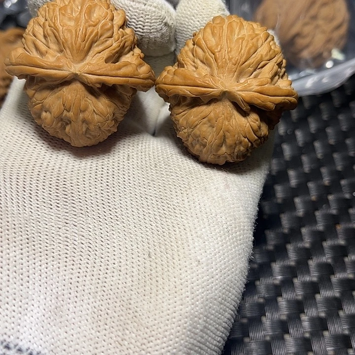 文玩核桃吊坠白狮子