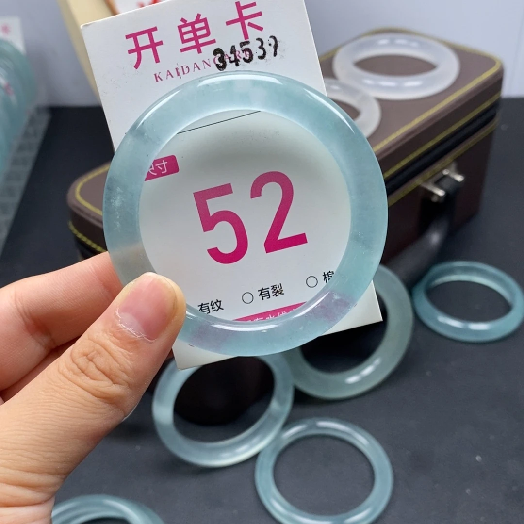 茳***艷未镶嵌手镯石英岩玉
