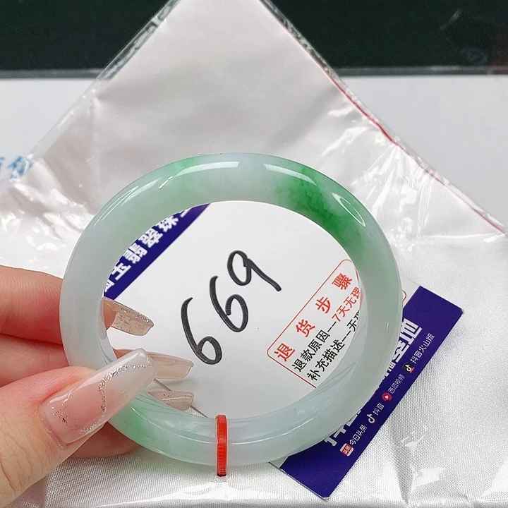 翡翠手镯未镶嵌翡翠手镯