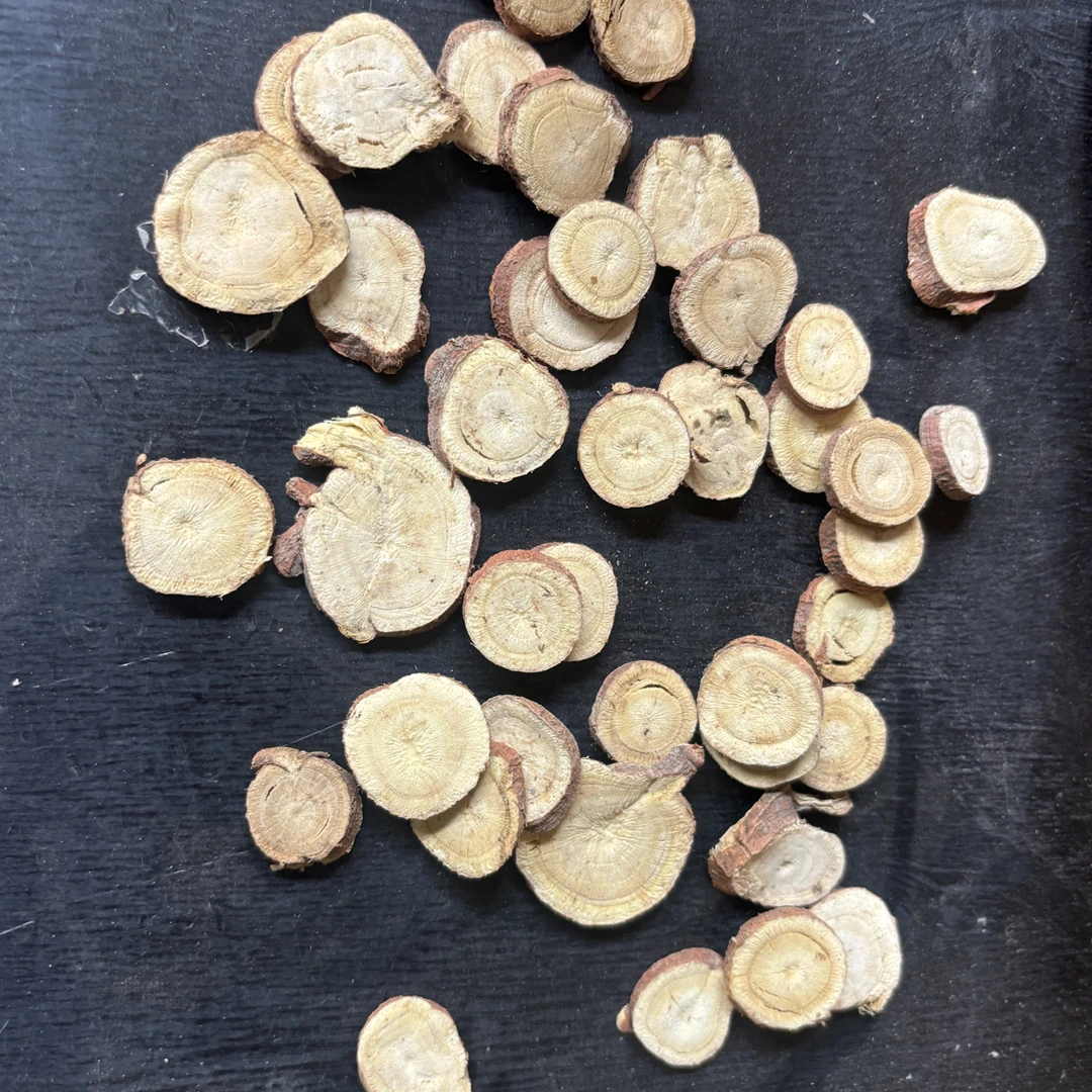 野外采挖整根甘草切片