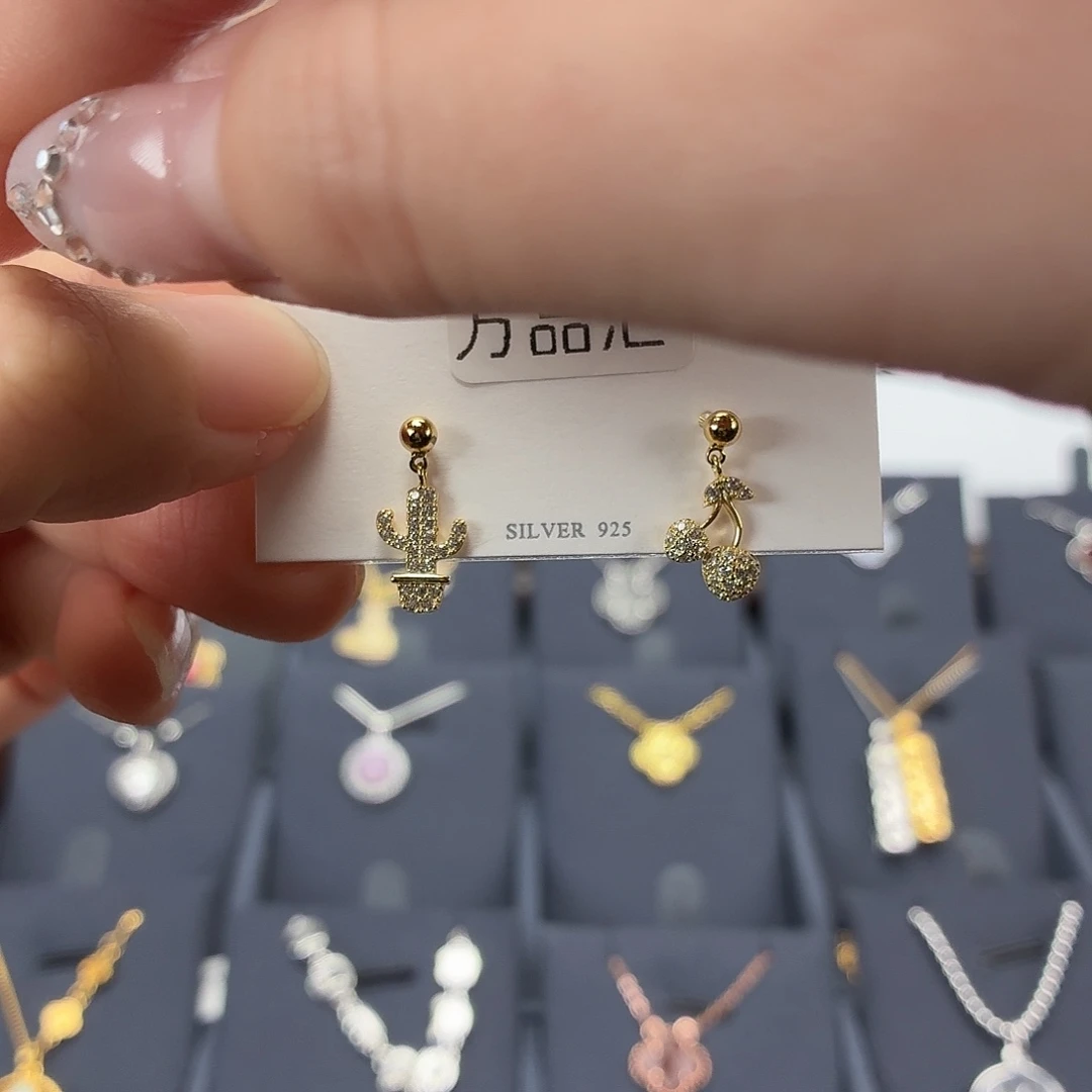 楚***人925银玻璃樱桃耳钉