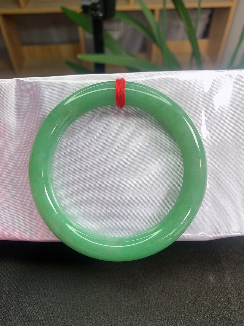 （283号）缅甸天然A货翡翠57-58圈口满绿底圆条手镯、微纹