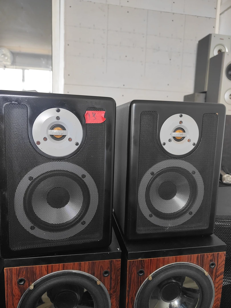 8新  不包邮，英国音响一对，运费到付