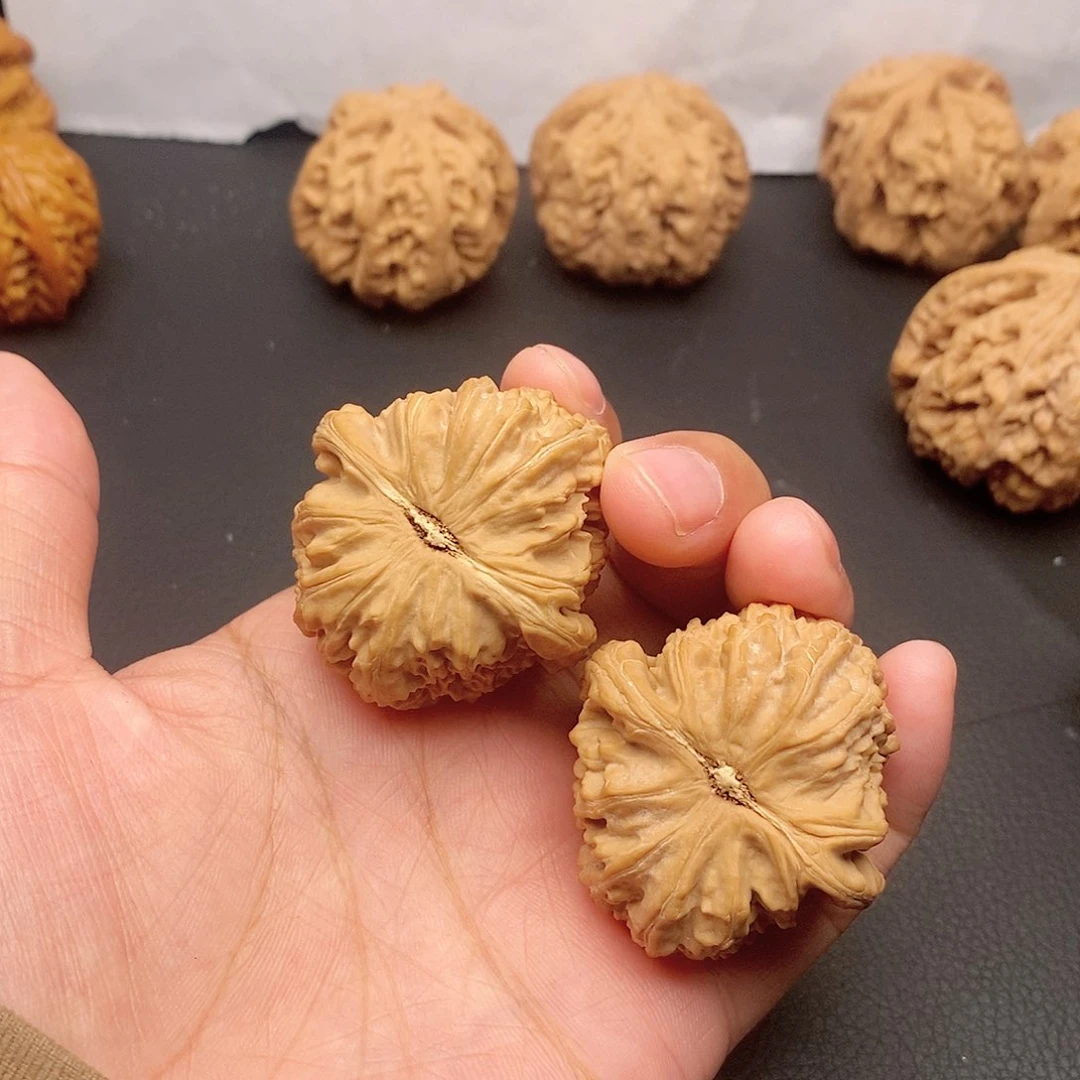 文玩核桃吊坠宁白狮子