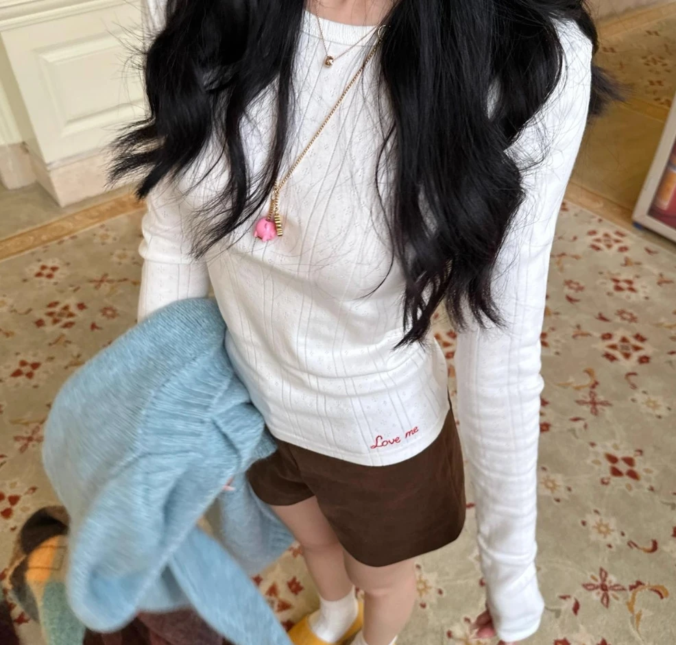2025年秋季新款正肩圆领长袖上衣女款提花肌理感刺绣设计感T恤衫