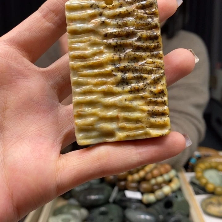 岫岩河磨玉（透闪石质玉）颈饰未镶嵌