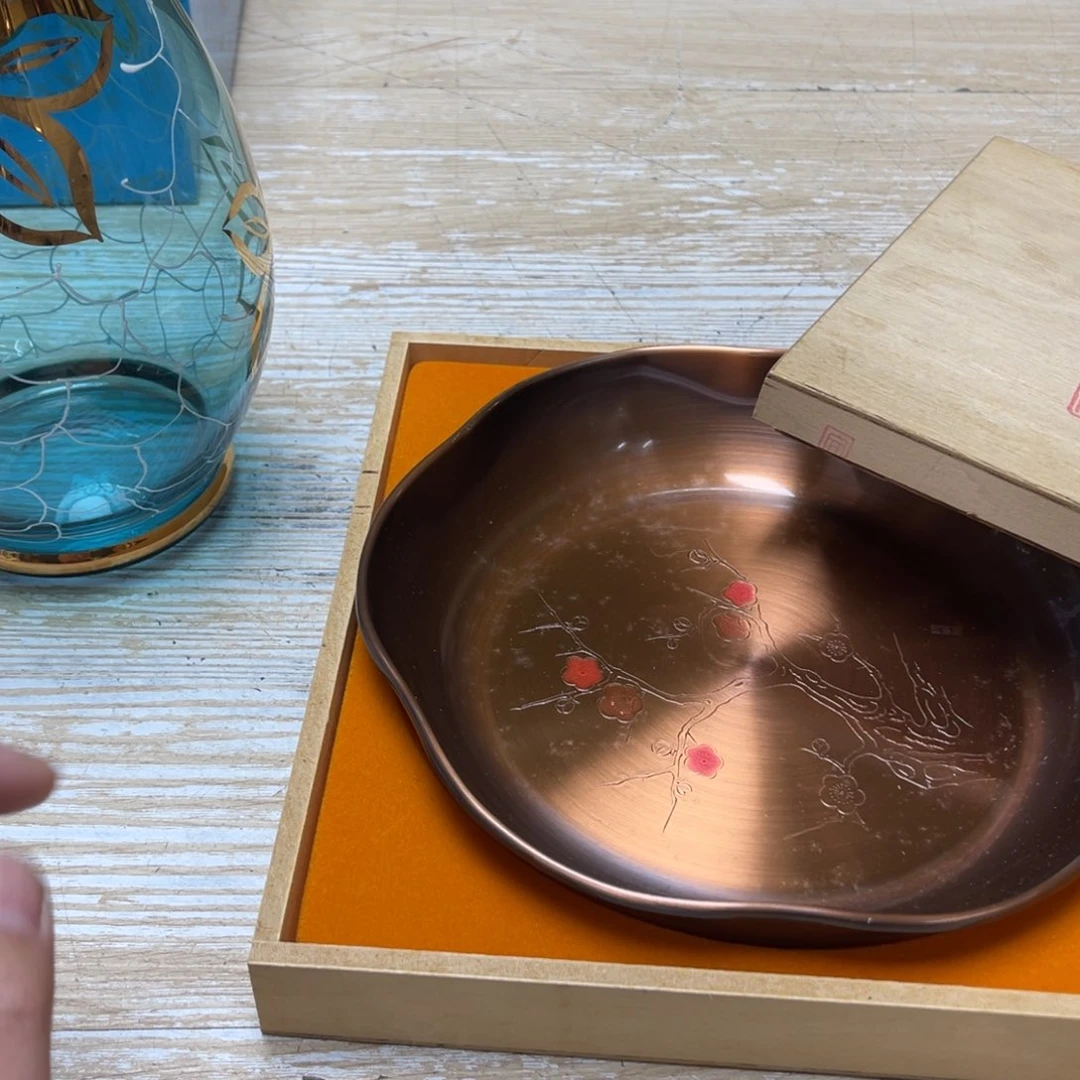 瓷片土**嘻密密麻麻地排列着