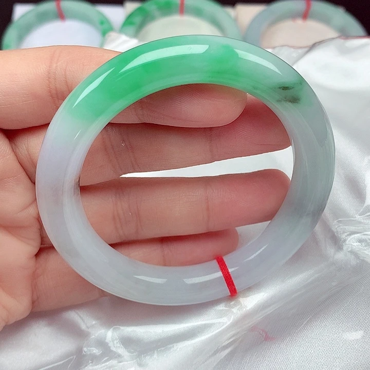 翡翠未镶嵌手镯58～59白底青飘阳绿圆条手镯