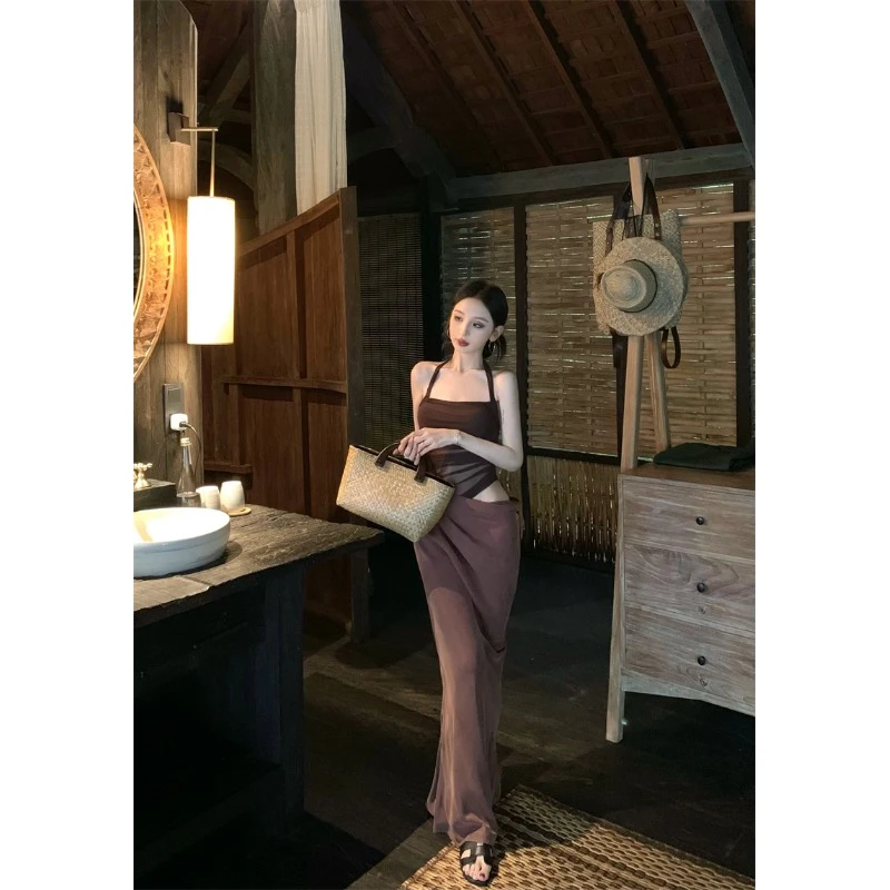 网纱拼接美背挂脖连衣裙女夏季镂空修身度假裙子纯欲收腰包臀长裙