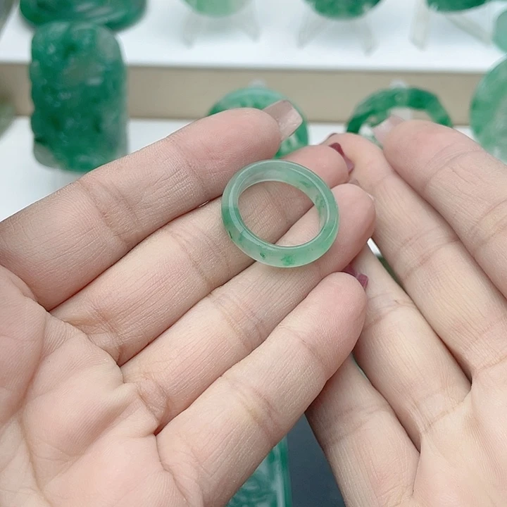 颈饰未镶嵌石英质玉