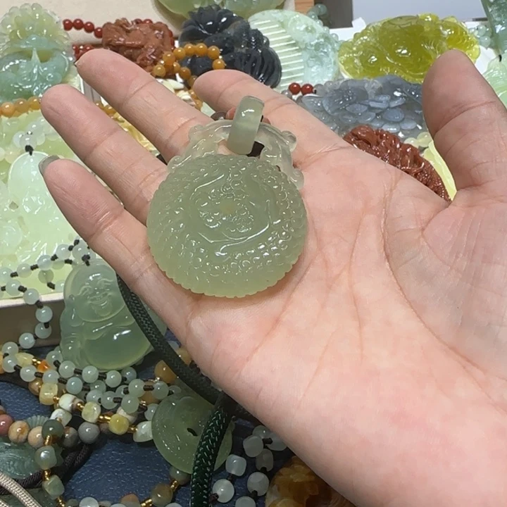 未镶嵌蛇纹石玉吊坠随*