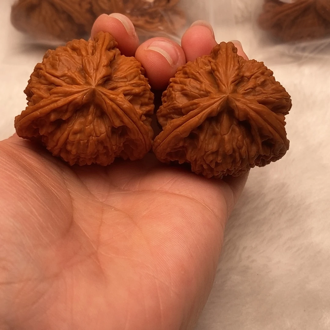 张***月文玩核桃吊坠三棱