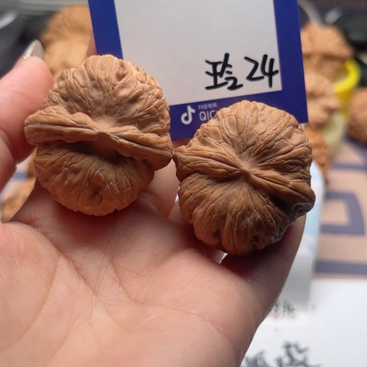 吊坠文玩核桃生**息文玩核桃24