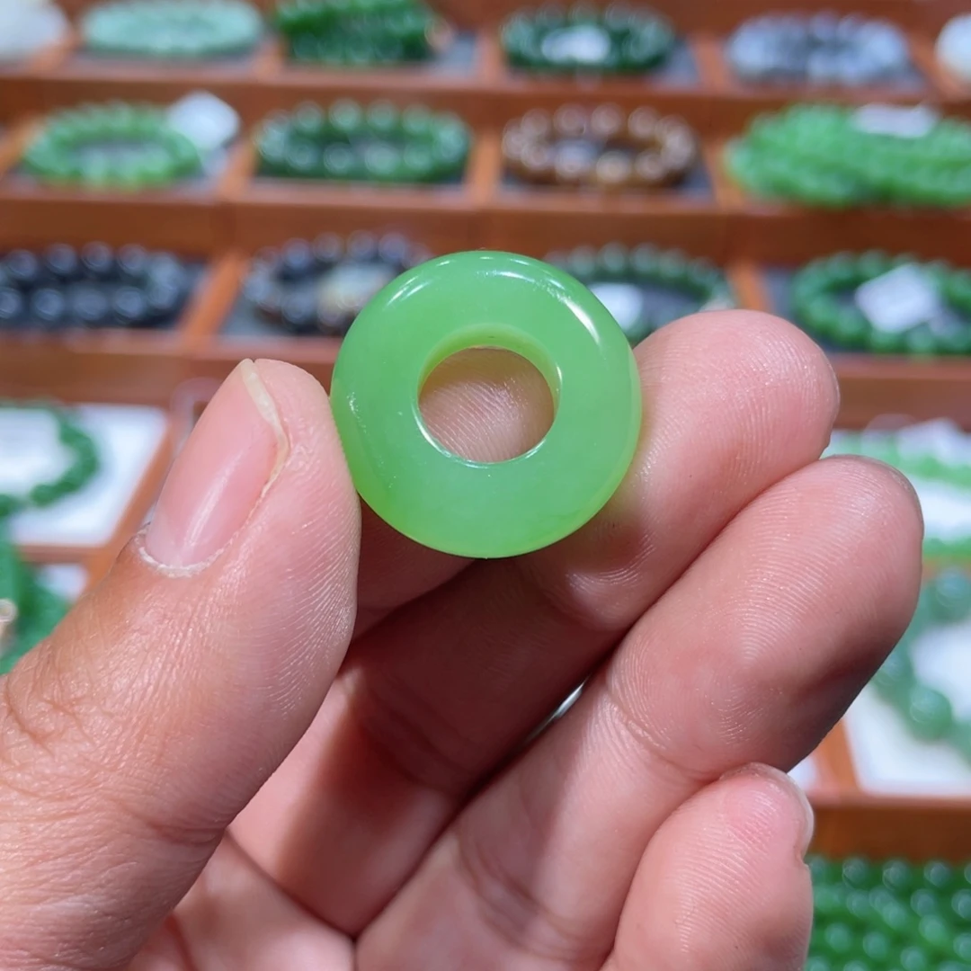 和田玉吊坠未镶嵌书****活苹果绿