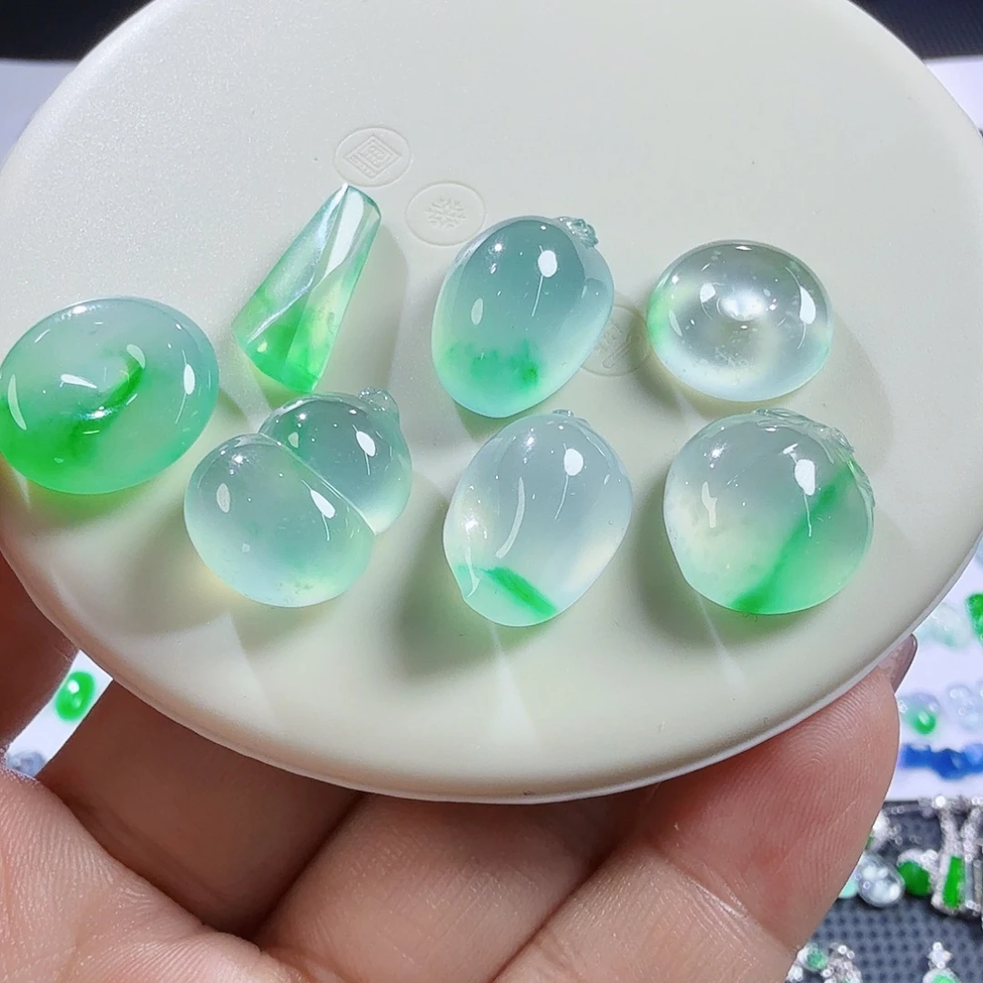 翡翠未镶嵌颈饰多样性发其一