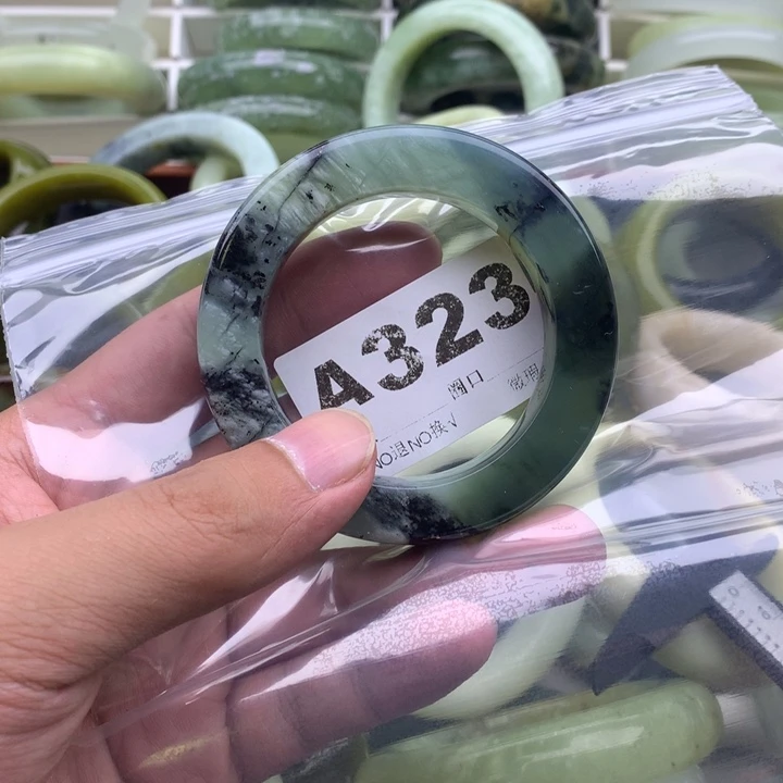 小***子未镶嵌蛇纹石玉手镯