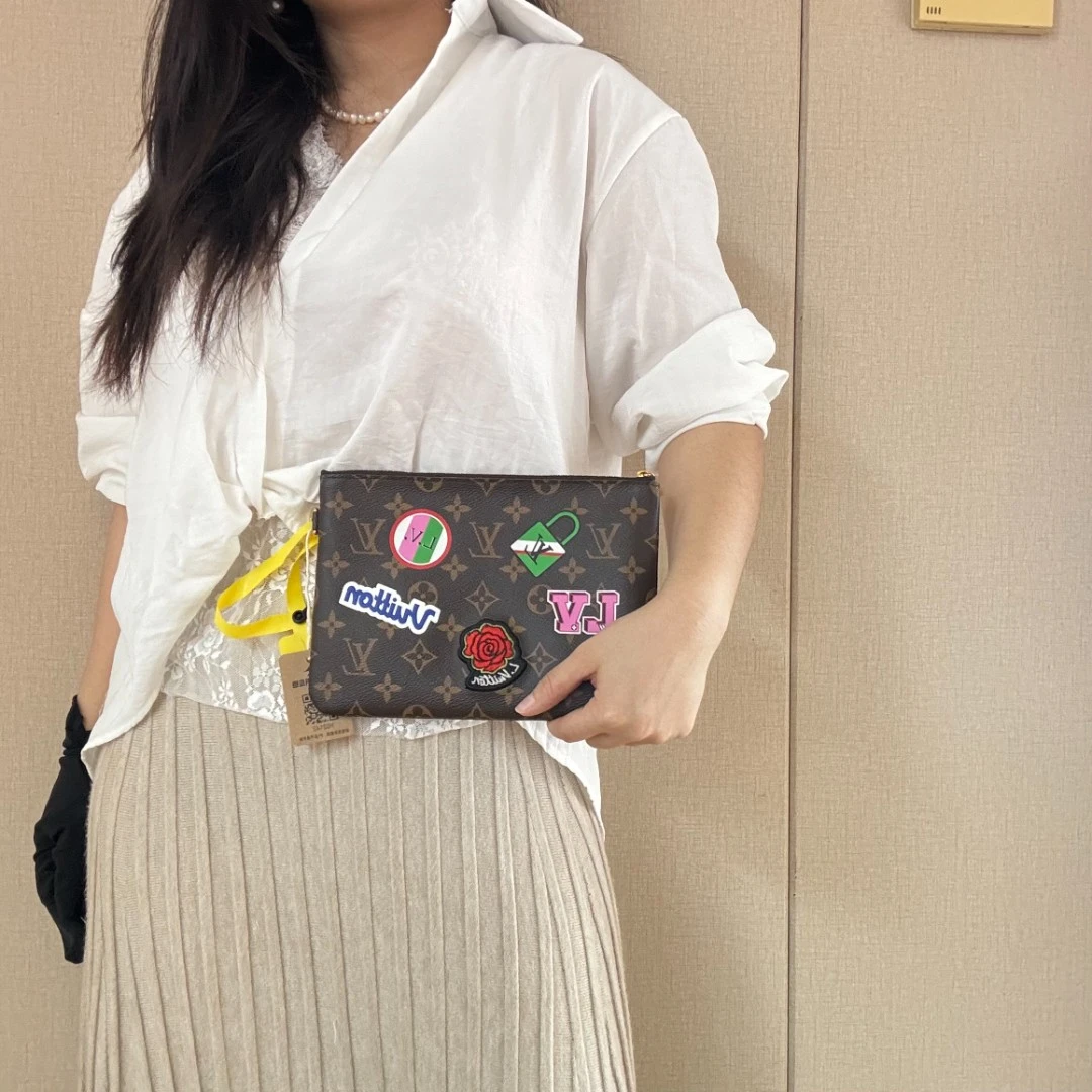 95新 LouisVuitton/路易威登 老花徽章手拿包/云海优选/H02142