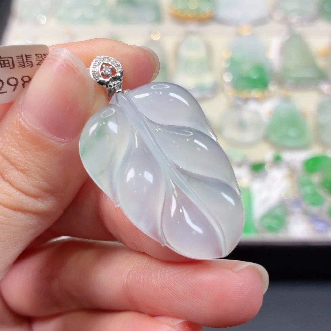 颈饰18K金镶嵌翡翠