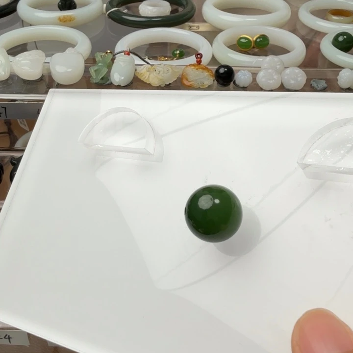 和田玉未镶嵌颈饰俄碧菠菜绿转运珠略带小黑点卡16