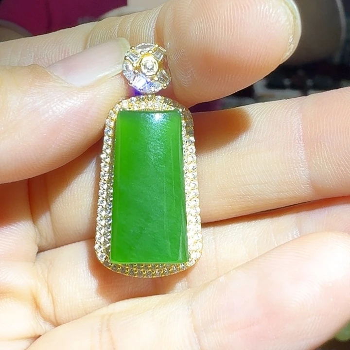 和田玉银S925镶嵌项链苹果绿无事牌