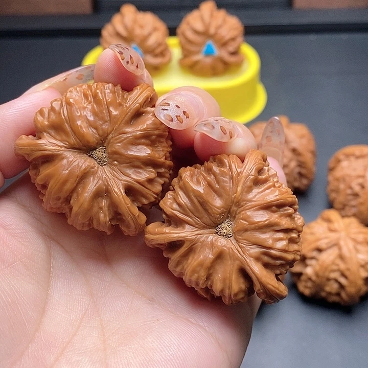 王***利核桃核桃吊坠白狮子