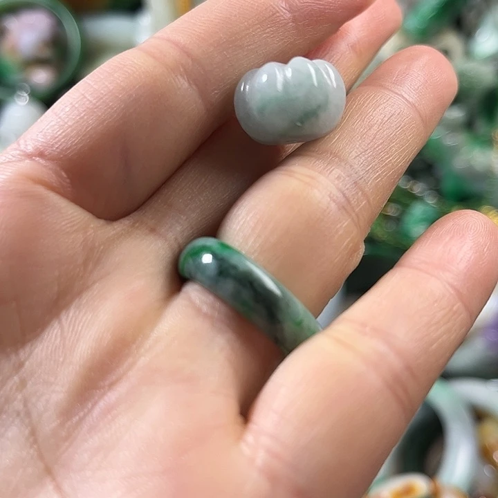 翡翠未镶嵌颈饰翡翠未镶嵌颈饰