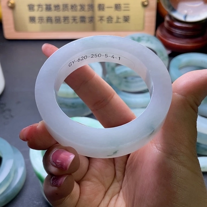 孩***爸定制翡翠未镶嵌　翡翠手镯定制