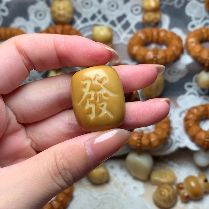 丽***丽木质类发牌配饰吊坠