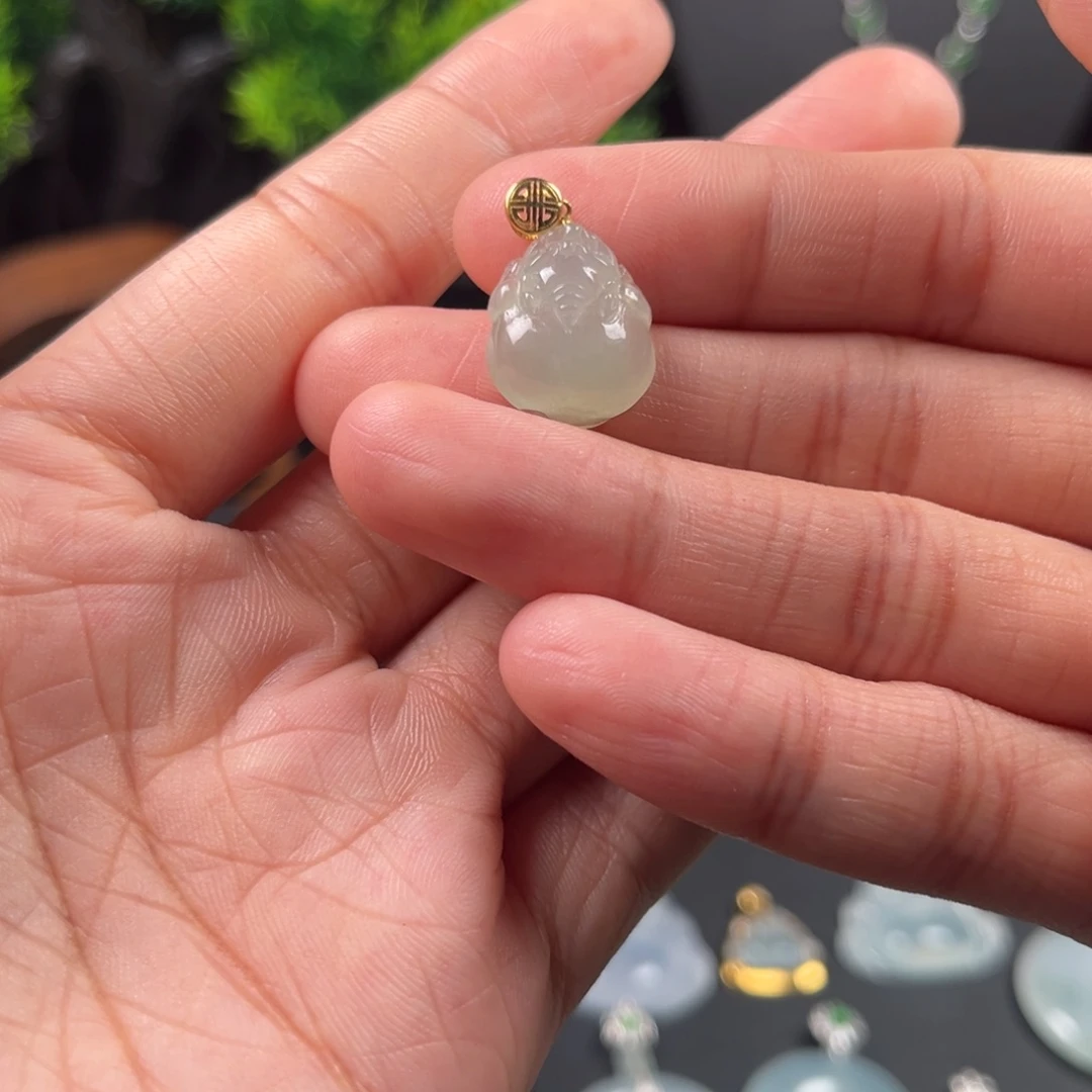 翡翠18K金镶嵌颈饰貔貅