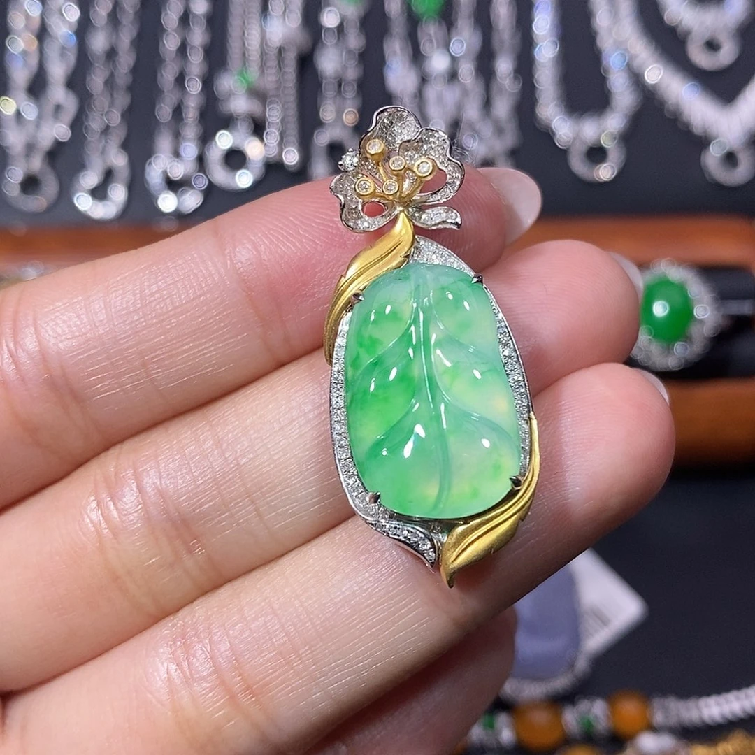 翡翠18K金镶嵌颈饰吊坠