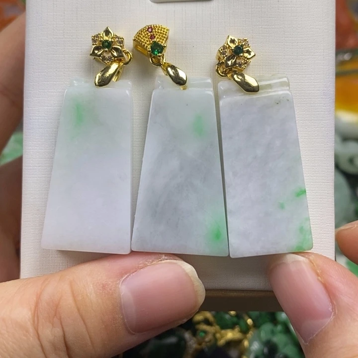翡翠未镶嵌吊坠(赠链)