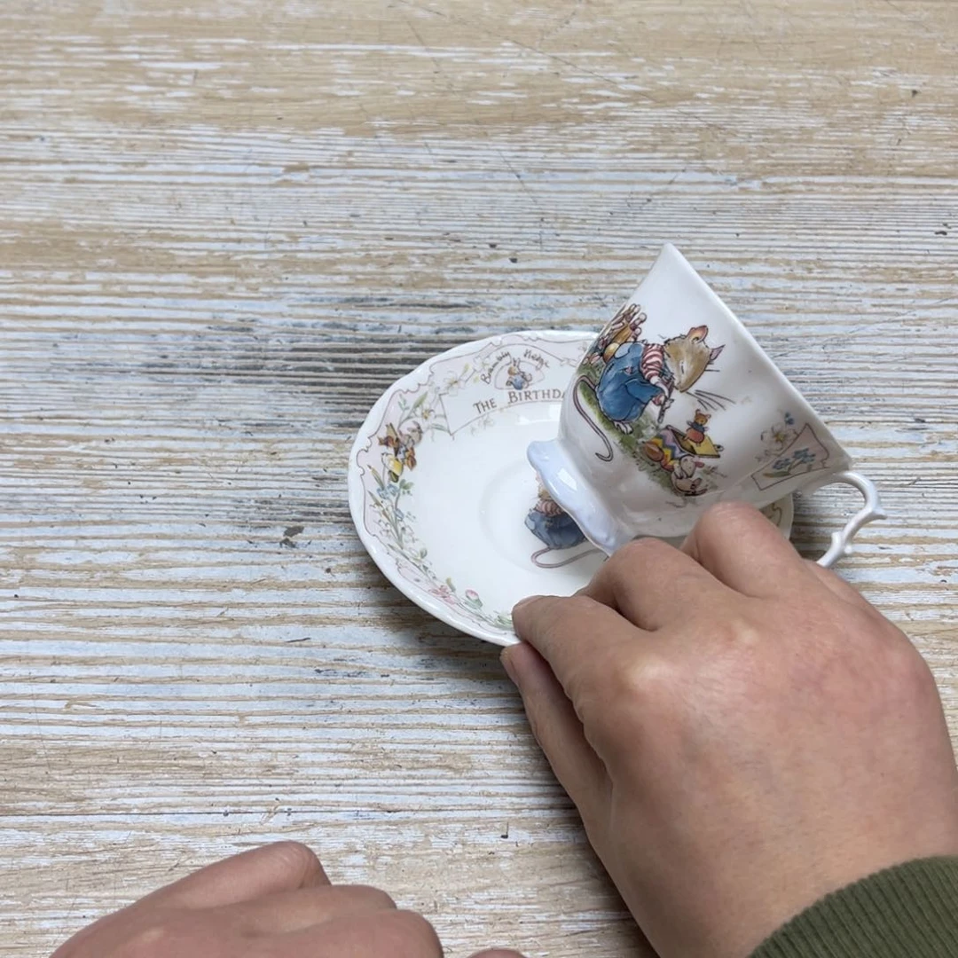 瓷片?***?密密麻麻地排列着一个