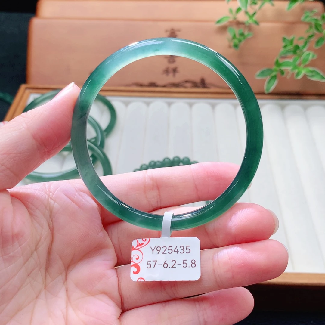 未镶嵌手镯（圆镯）翡翠