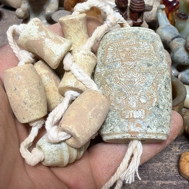 蛇纹石玉颈饰未镶嵌