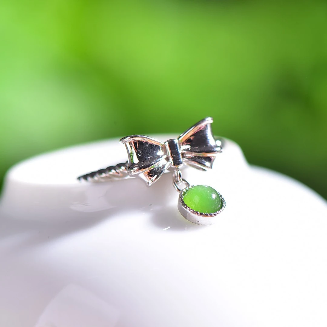 【名称】S925银镶嵌和田玉碧玉圆鼓面蝴蝶戒指 规格 5×5