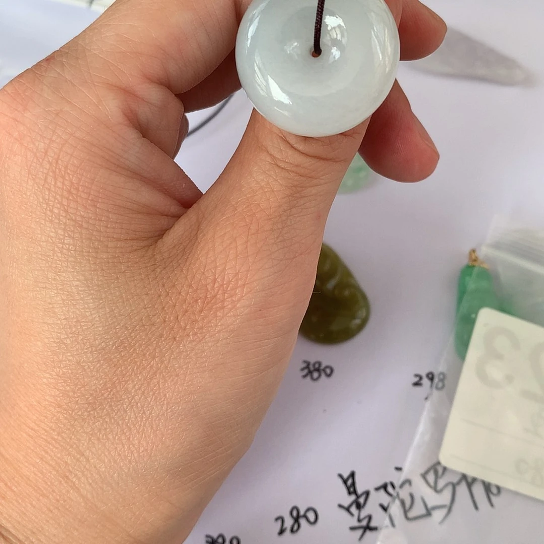 翡翠未镶嵌颈饰奶**酥平安扣