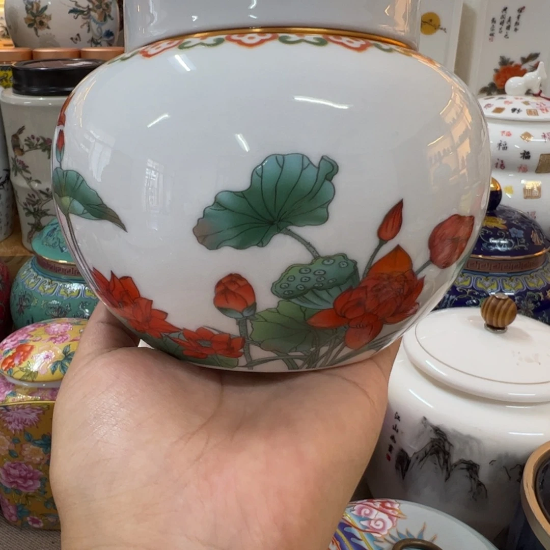 陶瓷家用茶叶罐。