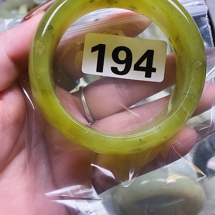 伊***莲蛇纹石玉未镶嵌手镯