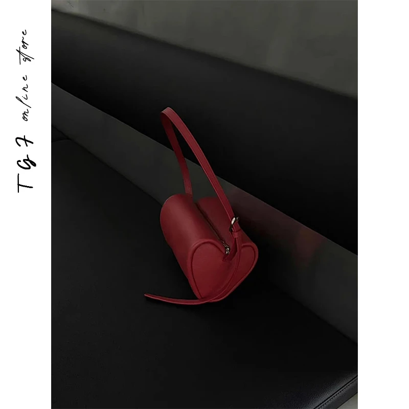 红色包包小众设计师手提小包包女士新款单肩腋下包红色爱心圆筒包