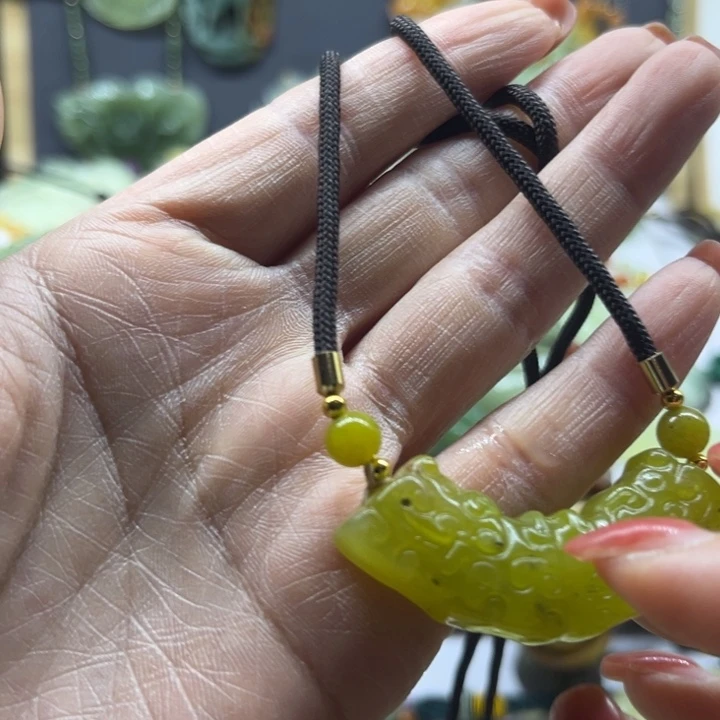 蛇纹石玉未镶嵌颈饰