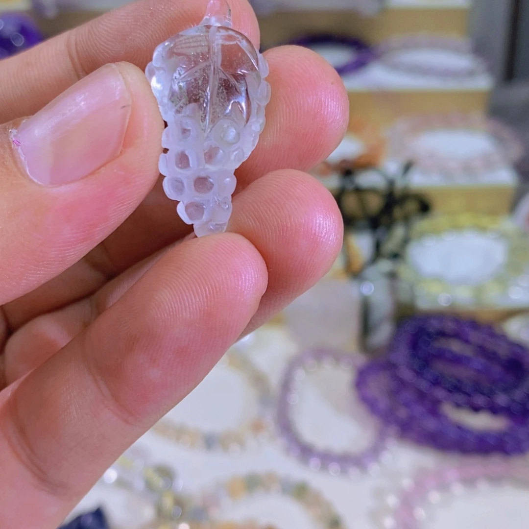 绿水晶手链未镶嵌巴西白水晶葡萄吊坠。
