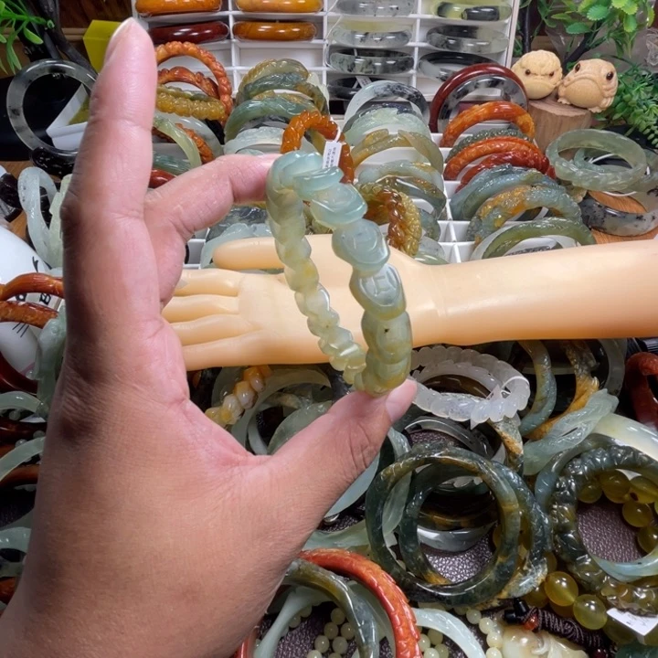 未镶嵌蛇纹石玉手镯绮**七