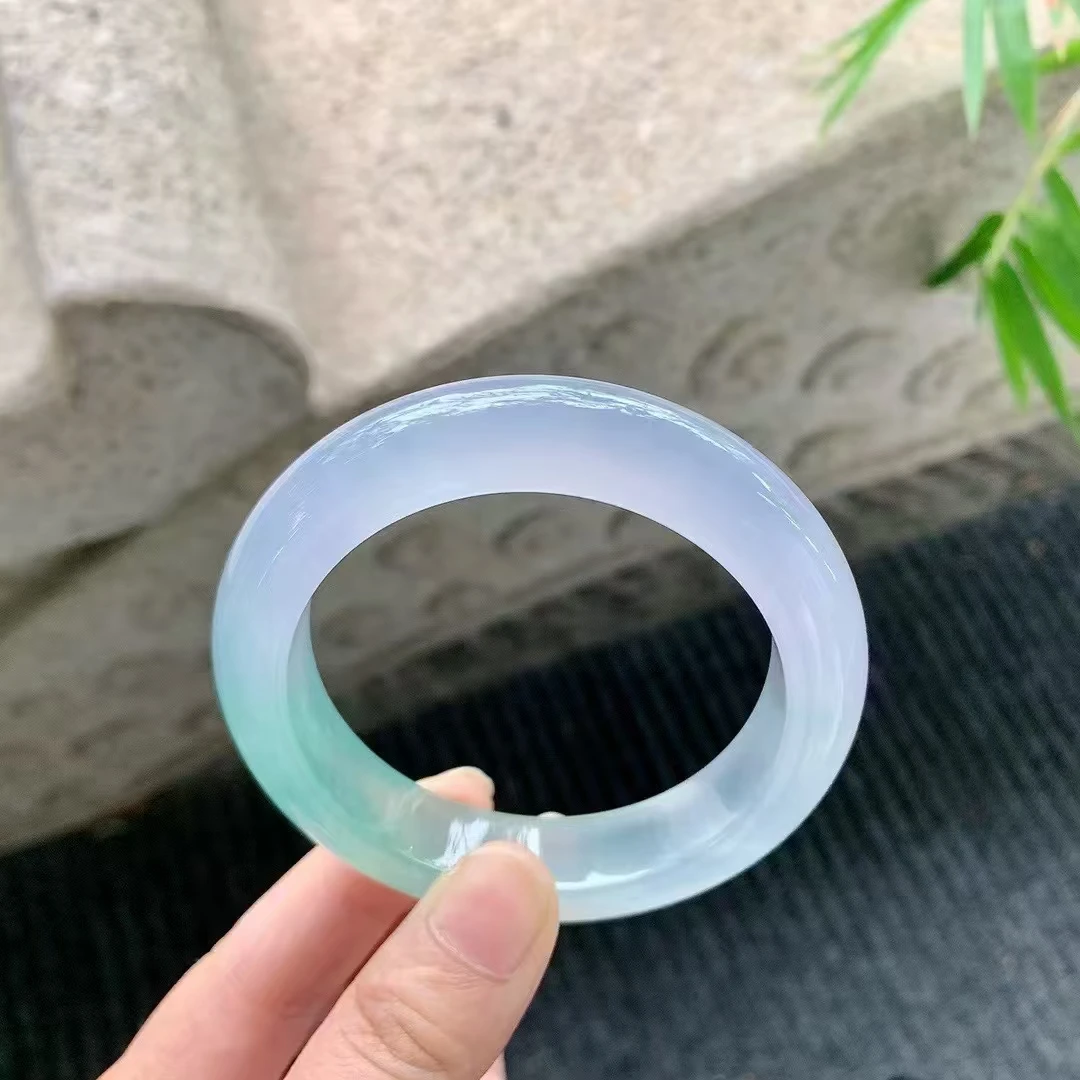 高档渐变绿玉镯适合作为礼物