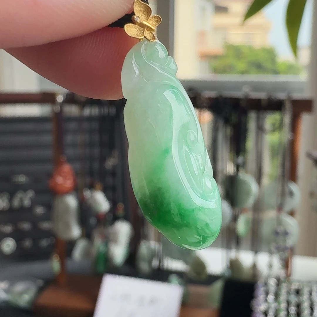 翡翠未镶嵌颈饰阳绿如意