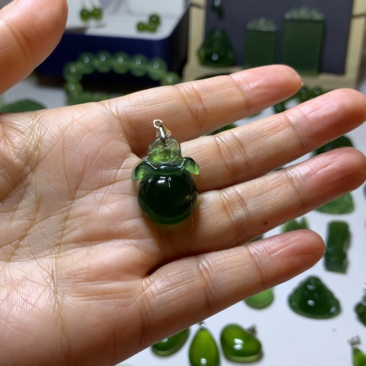 想***牛岫玉未镶嵌颈饰吊坠