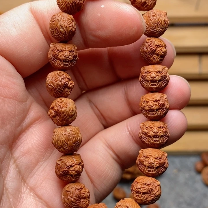 用****空桃核雕刻老虎手串