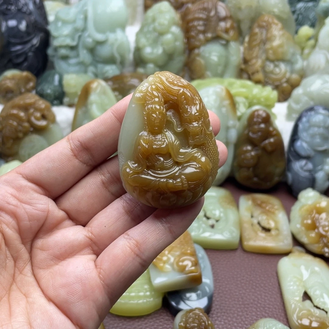 展***体颈饰未镶嵌和田玉