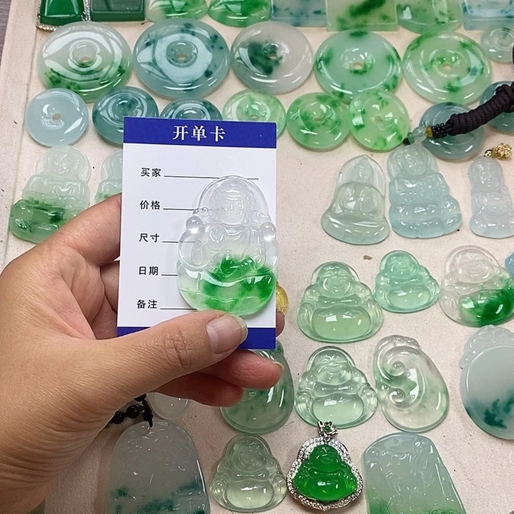 翡翠未镶嵌颈饰观音