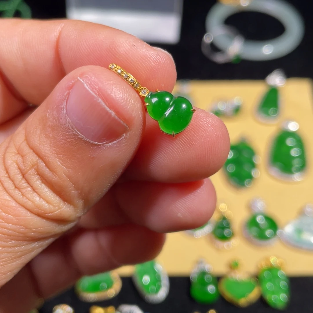 翡翠颈饰18K金镶嵌翡翠