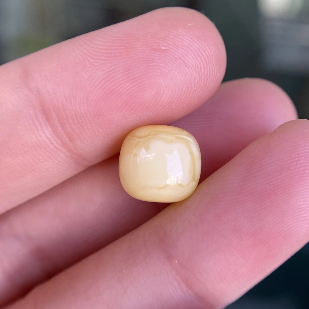 蜜蜡橘黄老型配饰10.5×9.5mm，一边孔带俏色，无优化保天然，